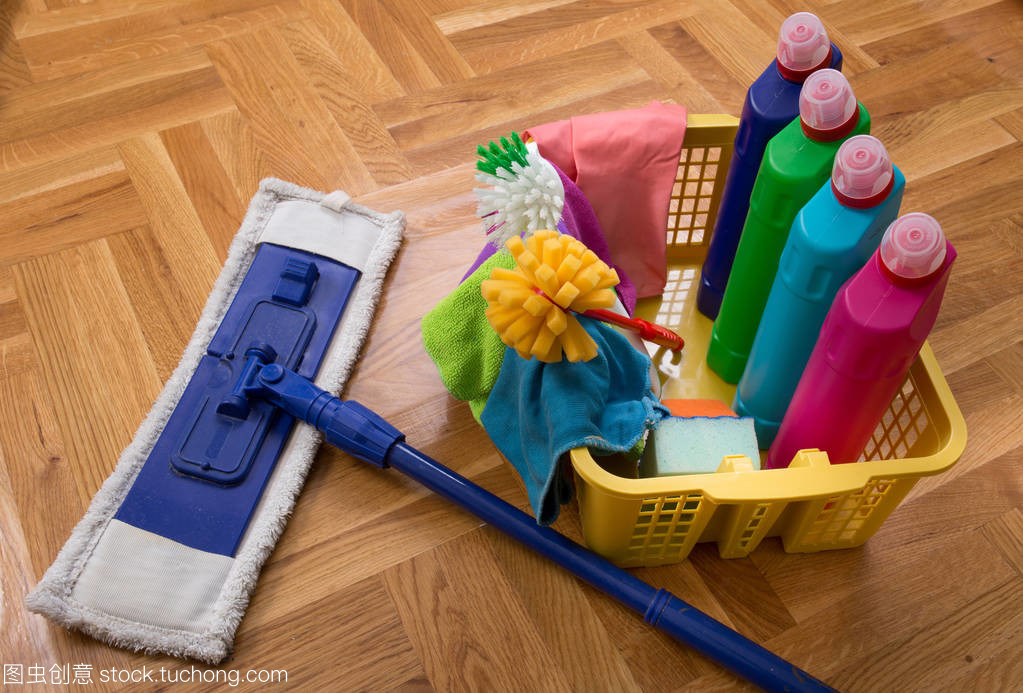 清洁用品和设备在地板上